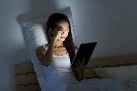 手機輻射,用眼過度,關燈玩手機,干眼癥 手機輻射,用眼過度,關燈玩手機,干眼癥