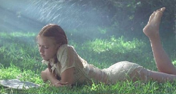 大太陽下看書追求格調?千萬不要，對眼睛傷害很大!